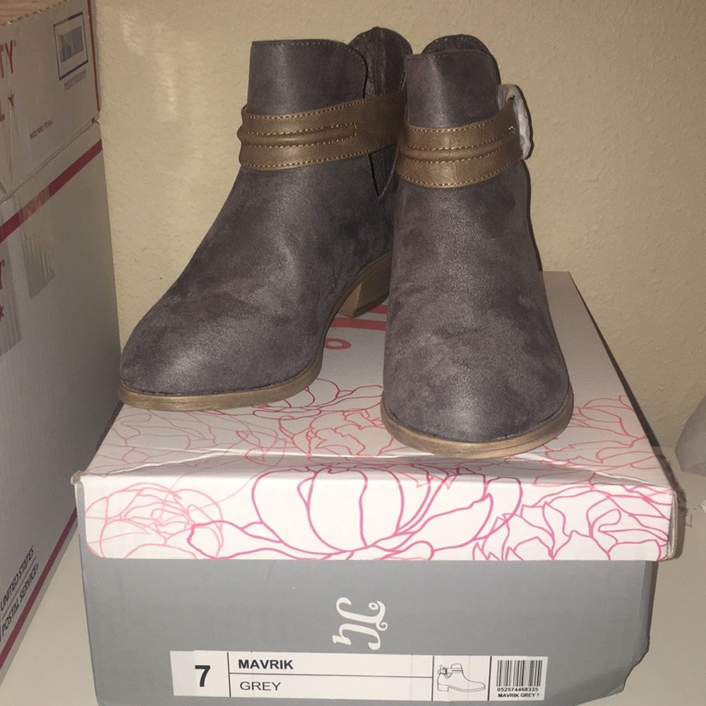 NWT. Maverik Grey booties. 👢